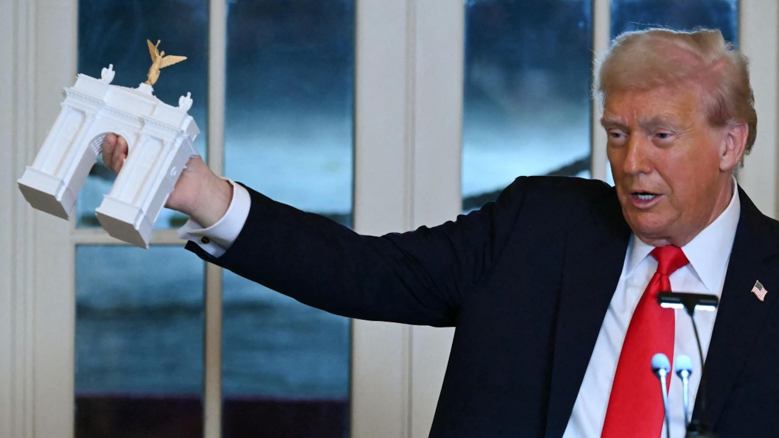 Donald Trump présente une maquette de l'arche.