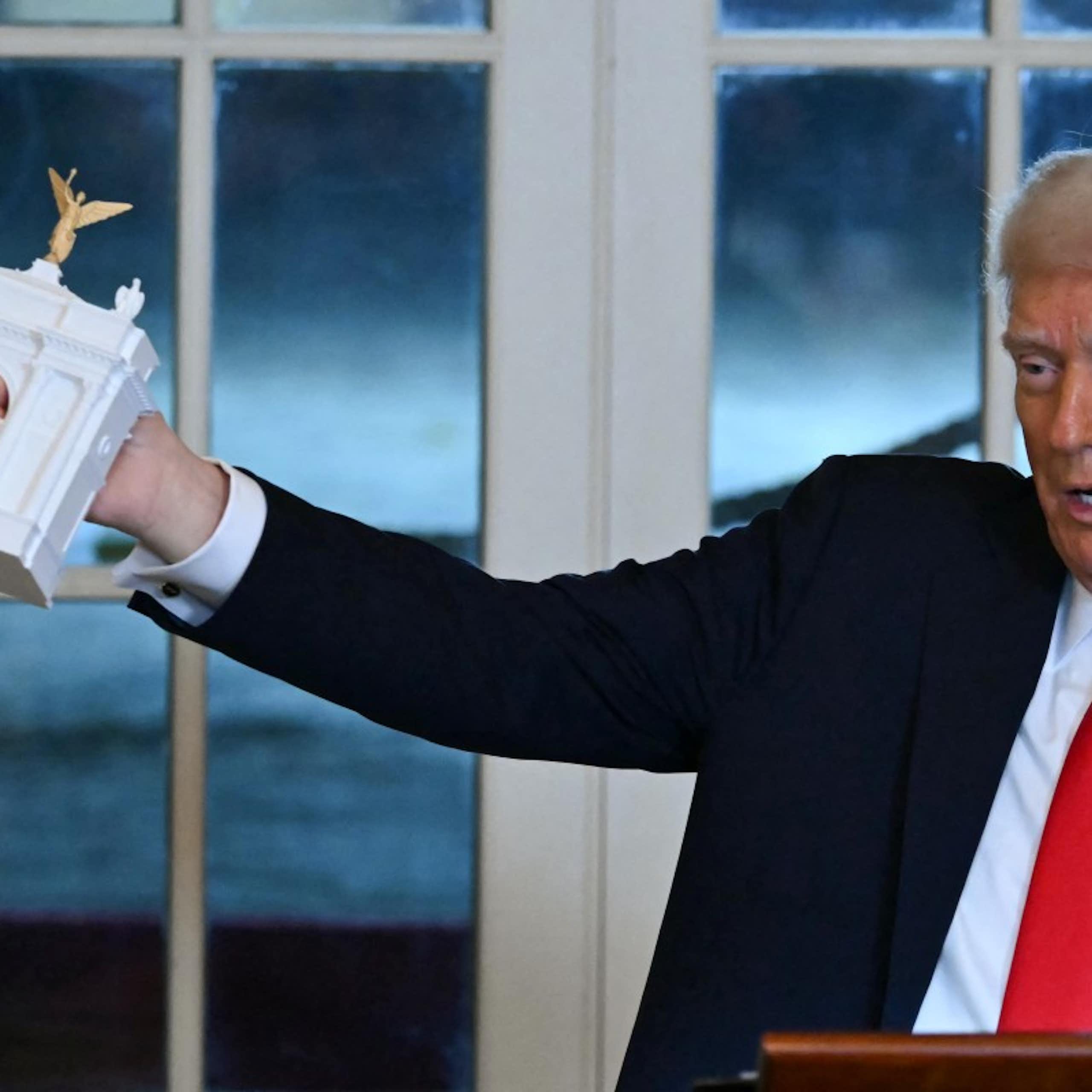 Donald Trump présente une maquette de l'arche.
