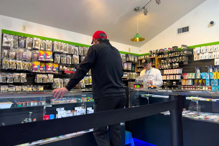 Un cliente en una tienda de productos de cannabis