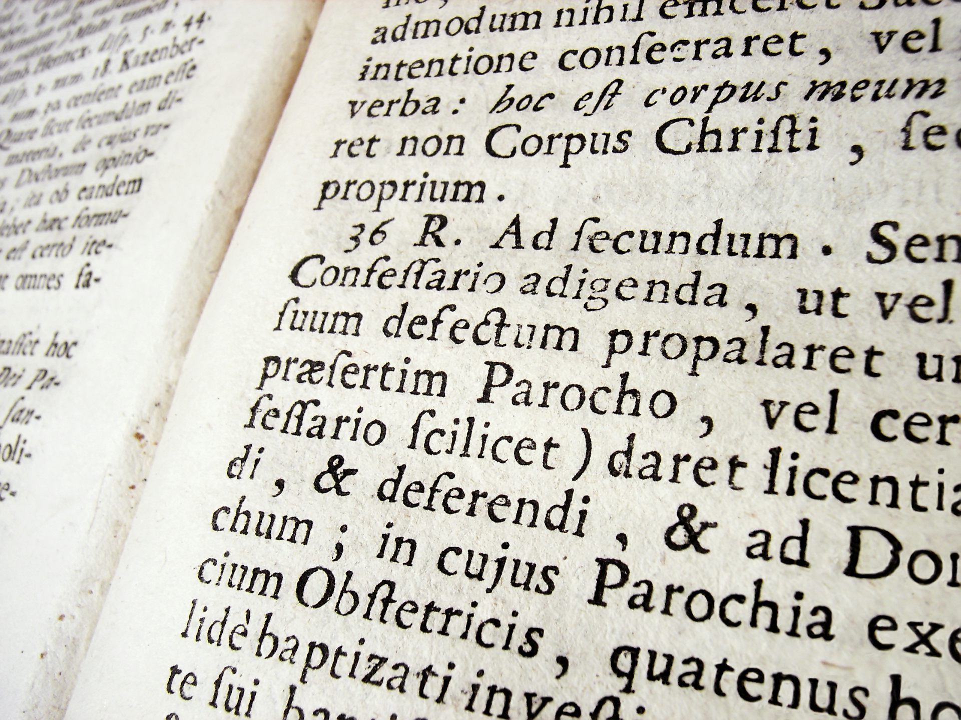 Pagina de un libro antiguo escrito en latín.