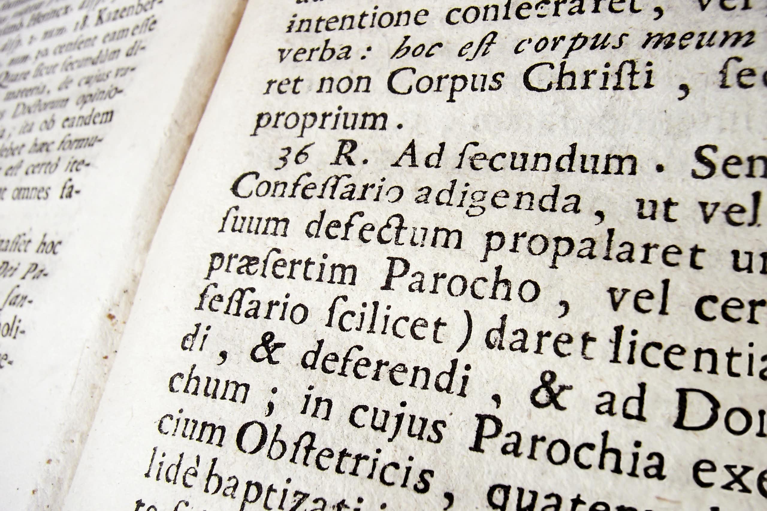 Pagina de un libro antiguo escrito en latín.