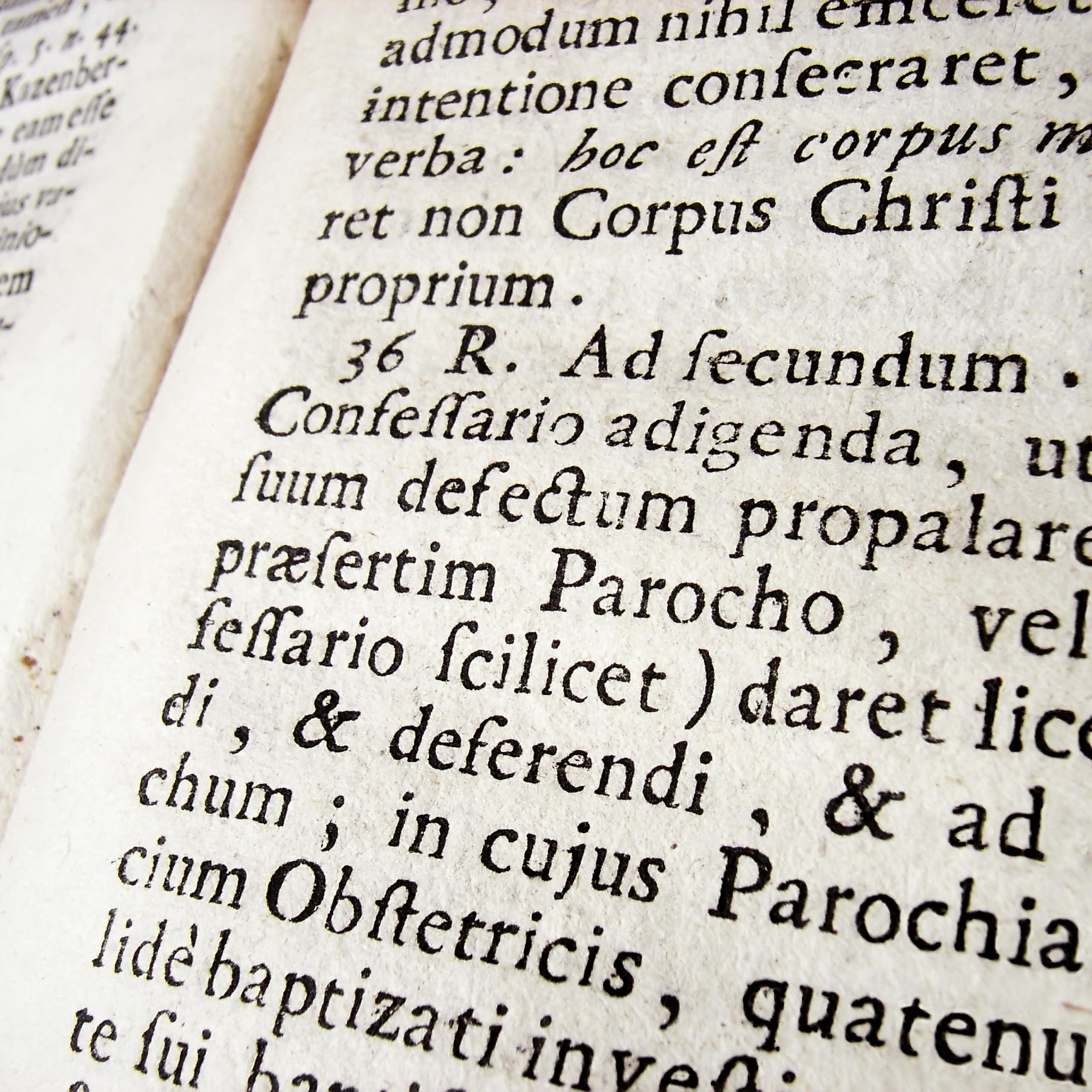 Pagina de un libro antiguo escrito en latín.