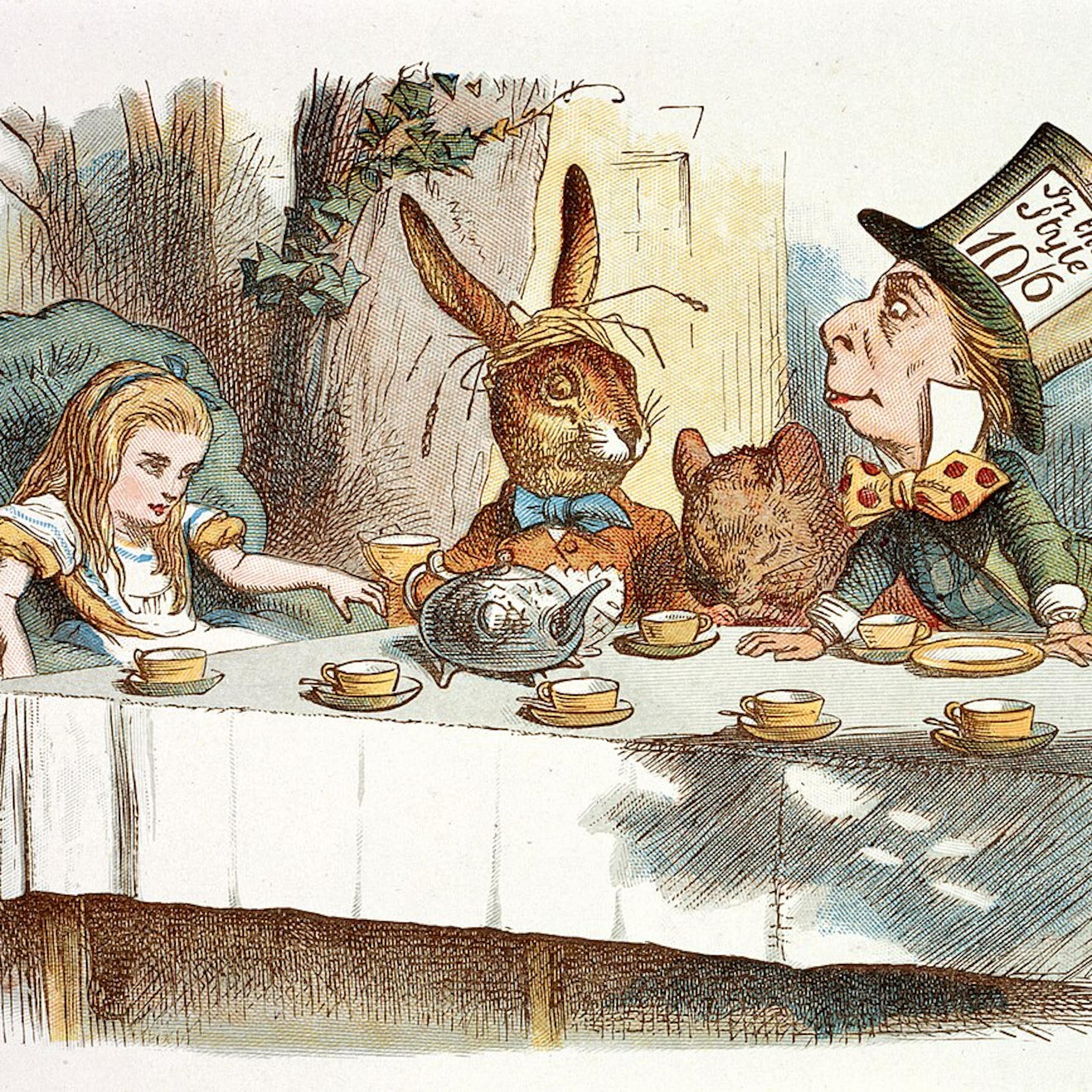 Alicia, sentada en una mesa con el Sombrerero Loco y el Conejo Blanco.