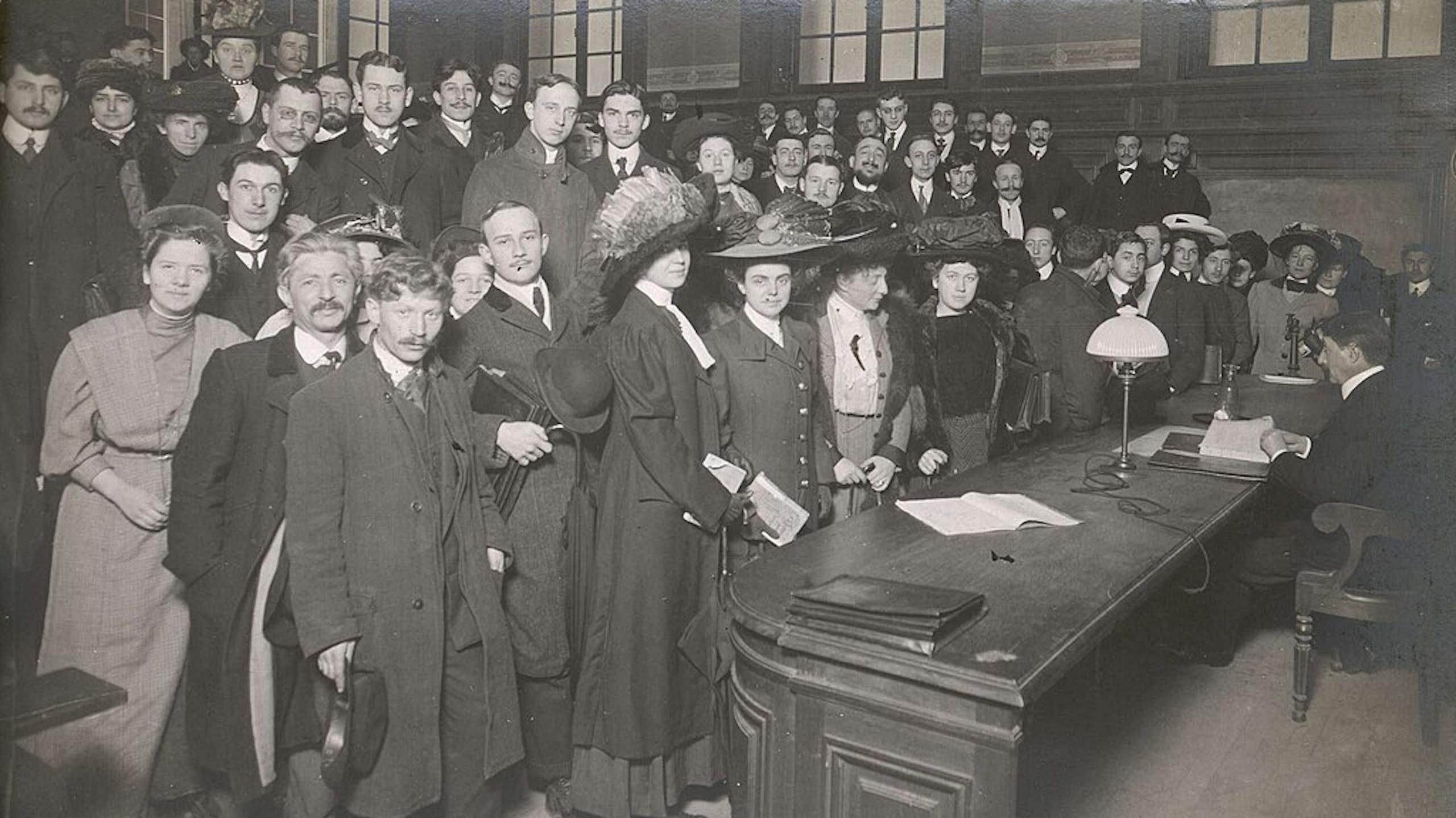 Cours de Gustave Reynier à la Sorbonne dans l'amphithéâtre Descartes, en 1909.