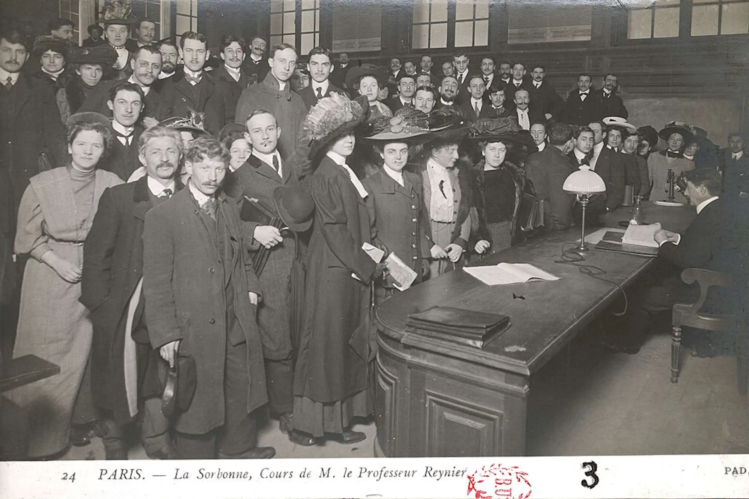 Cours de Gustave Reynier à la Sorbonne dans l'amphithéâtre Descartes, en 1909.