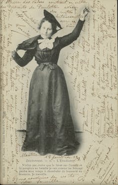 Carte postale du début du XXᵉ siècle intitulée Doctoresse, L’Étudiante