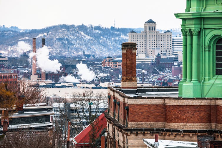 Una toma industrial y llena de humo de Pittsburgh en invierno.