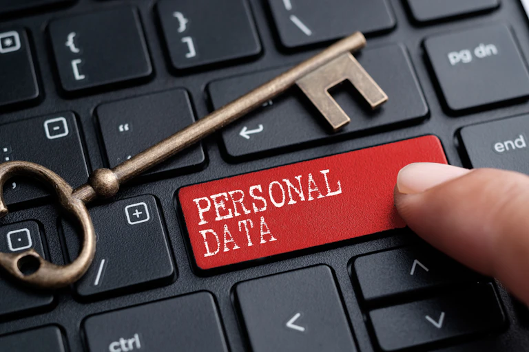 Doxing warganet sebagai “sanksi sosial” mencerminkan kegagalan literasi digital Indonesia dan lemahnya penegakan perlindungan data pribadi. jejak digital abadi