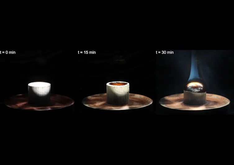 Trois photos au cours de l’expérience. La pastille de régolithe réagit peu à peu pour fondre en verre. Une flamme bleue apparaît sur la troisième photo