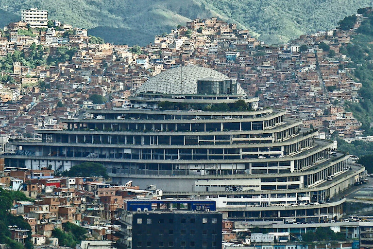 Edificio de hormigón de estilo brutalista rodeado de otros edificios.