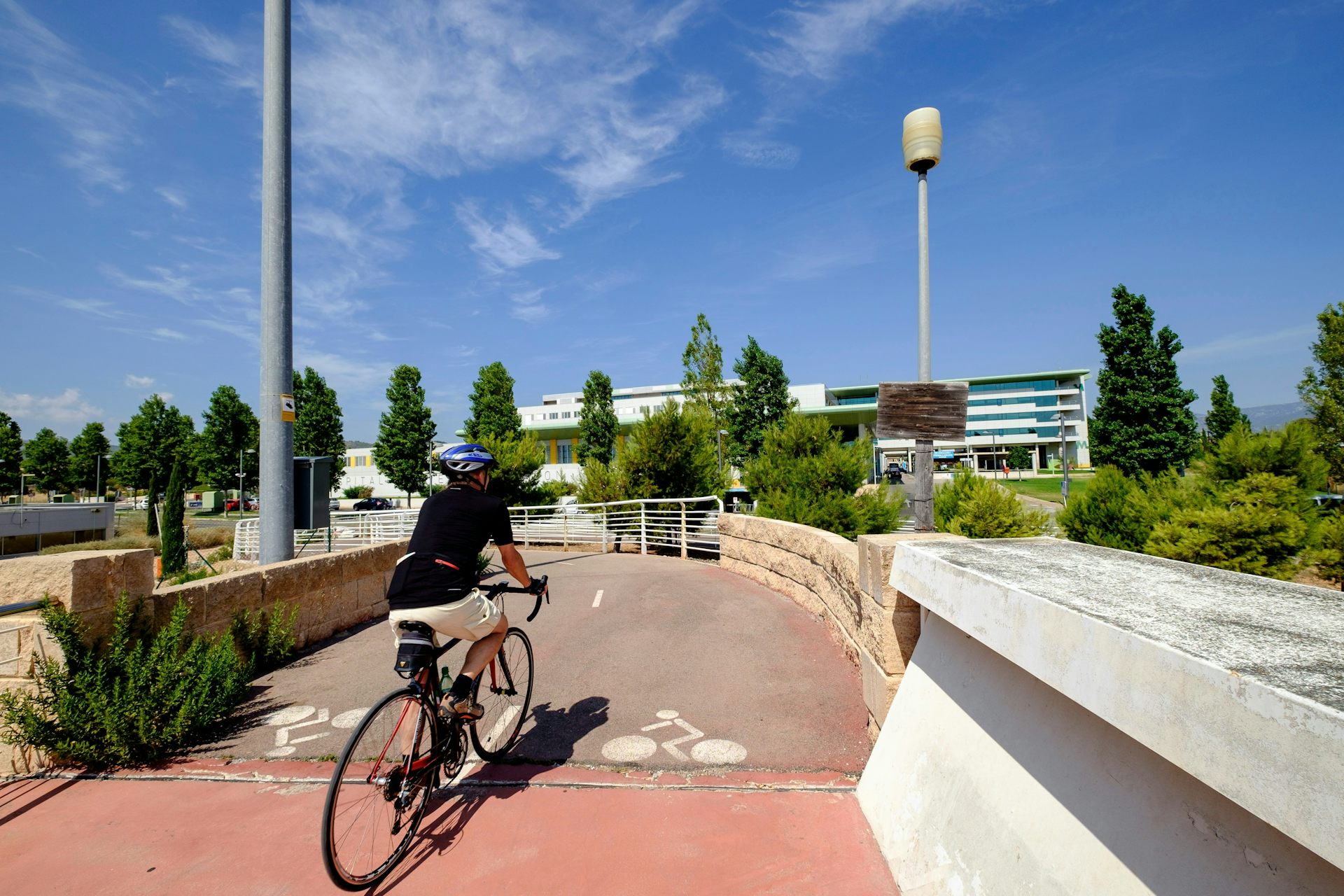 Un ciclista enfila un carril bici.