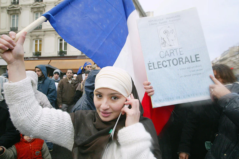 Des femmes portant le voile islamique défilent, le 21 décembre 2003 à Paris, lors d'une manifestation organisée à l'appel d'associations musulmanes pour "la défense du voile pour les femmes" et pour protester contre une loi qui interdirait le port du voile à l'école