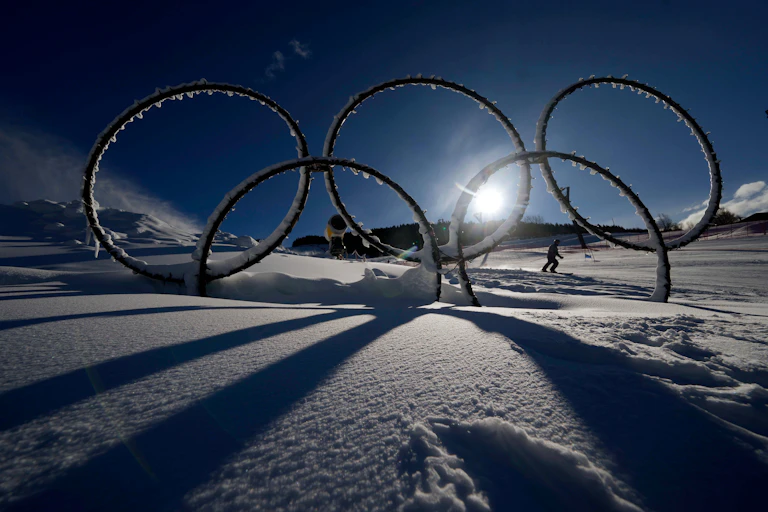 five interlocking rings partially buried in the snow