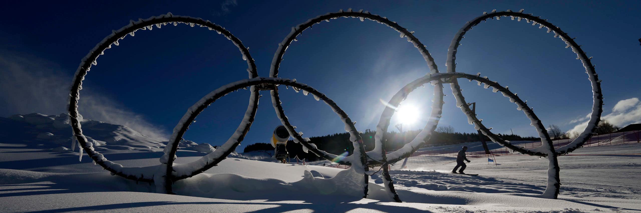 five interlocking rings partially buried in the snow