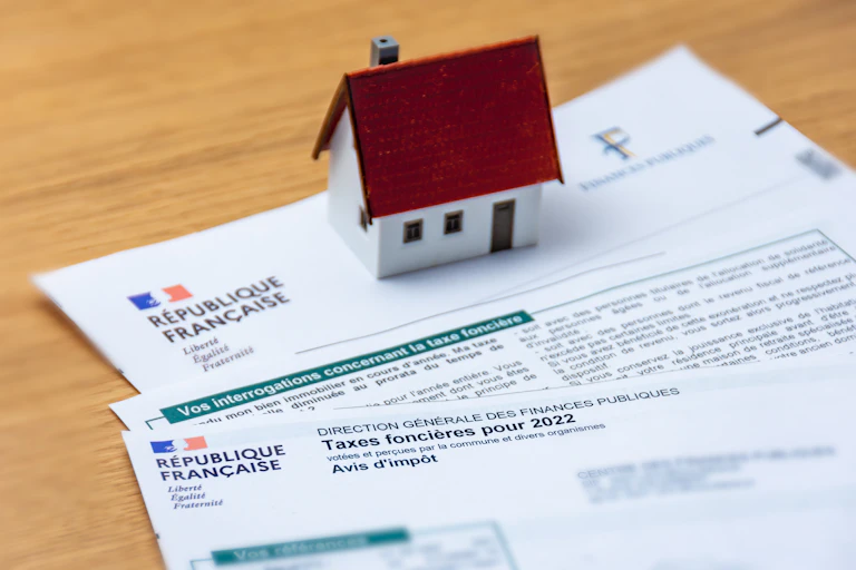 Maison sur un document administratif de taxe foncière.