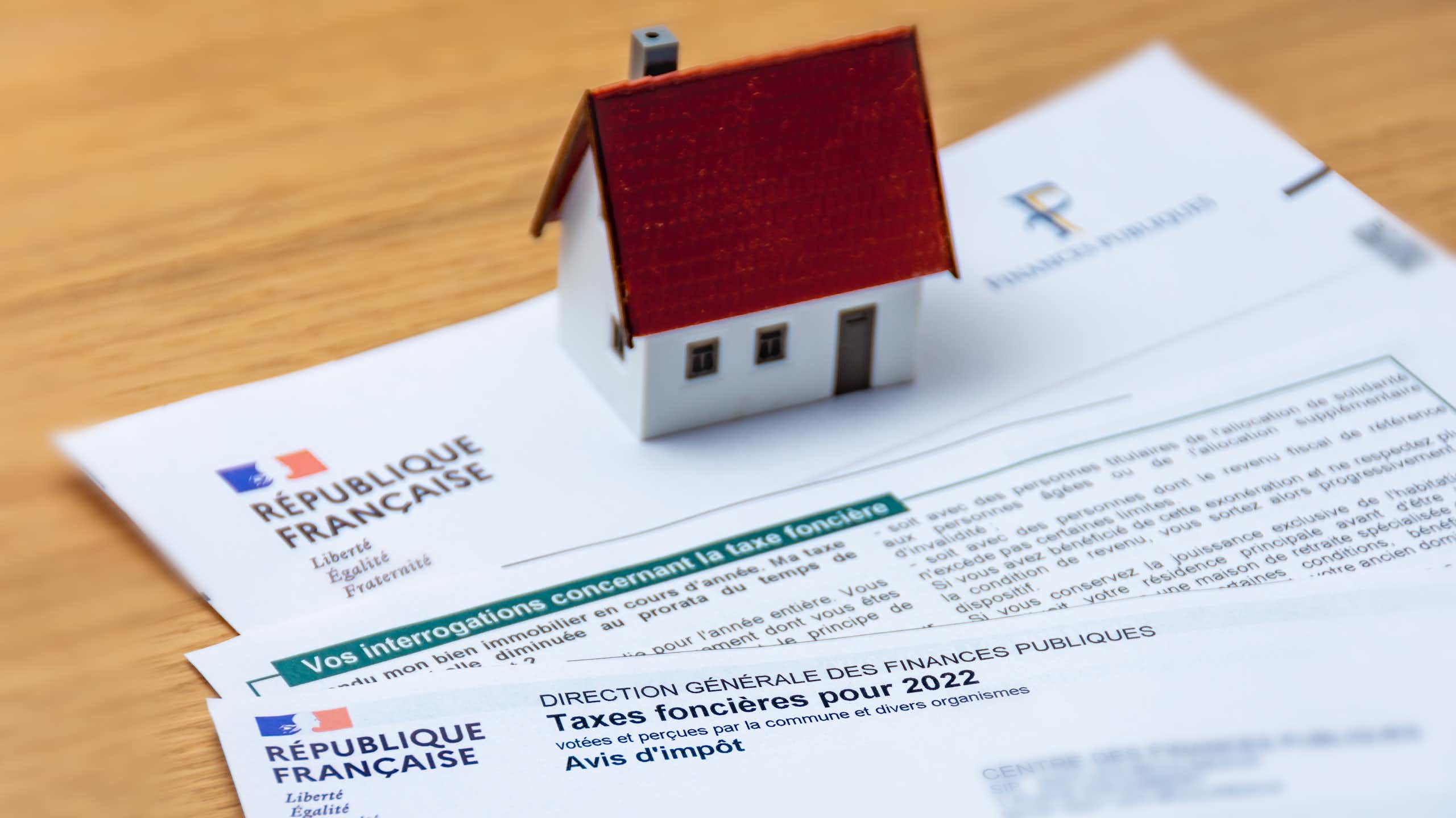 Maison sur un document administratif de taxe foncière.