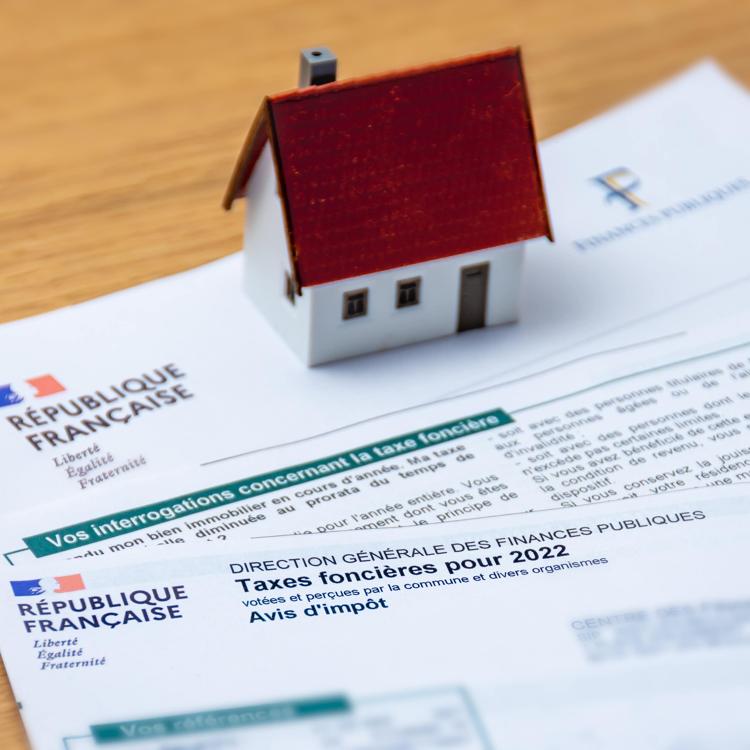 Maison sur un document administratif de taxe foncière.