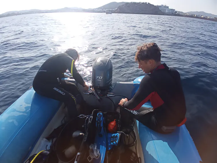 Los investigadores César Bordehore (izquierda) y John Dobson (derecha) durante la realización del proyecto en aguas de Ibiza.