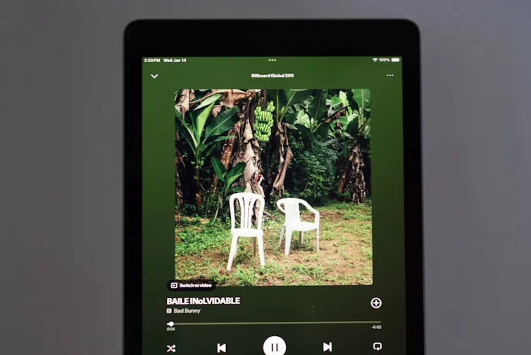 Imagen del álbum de Bad Bunny en Spotify en una pantalla de móvil.