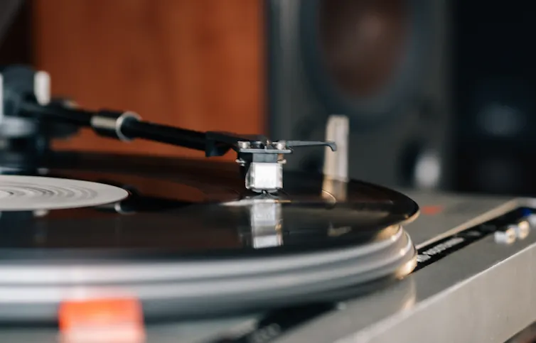 Imagen de una aguja sobre un vinilo.