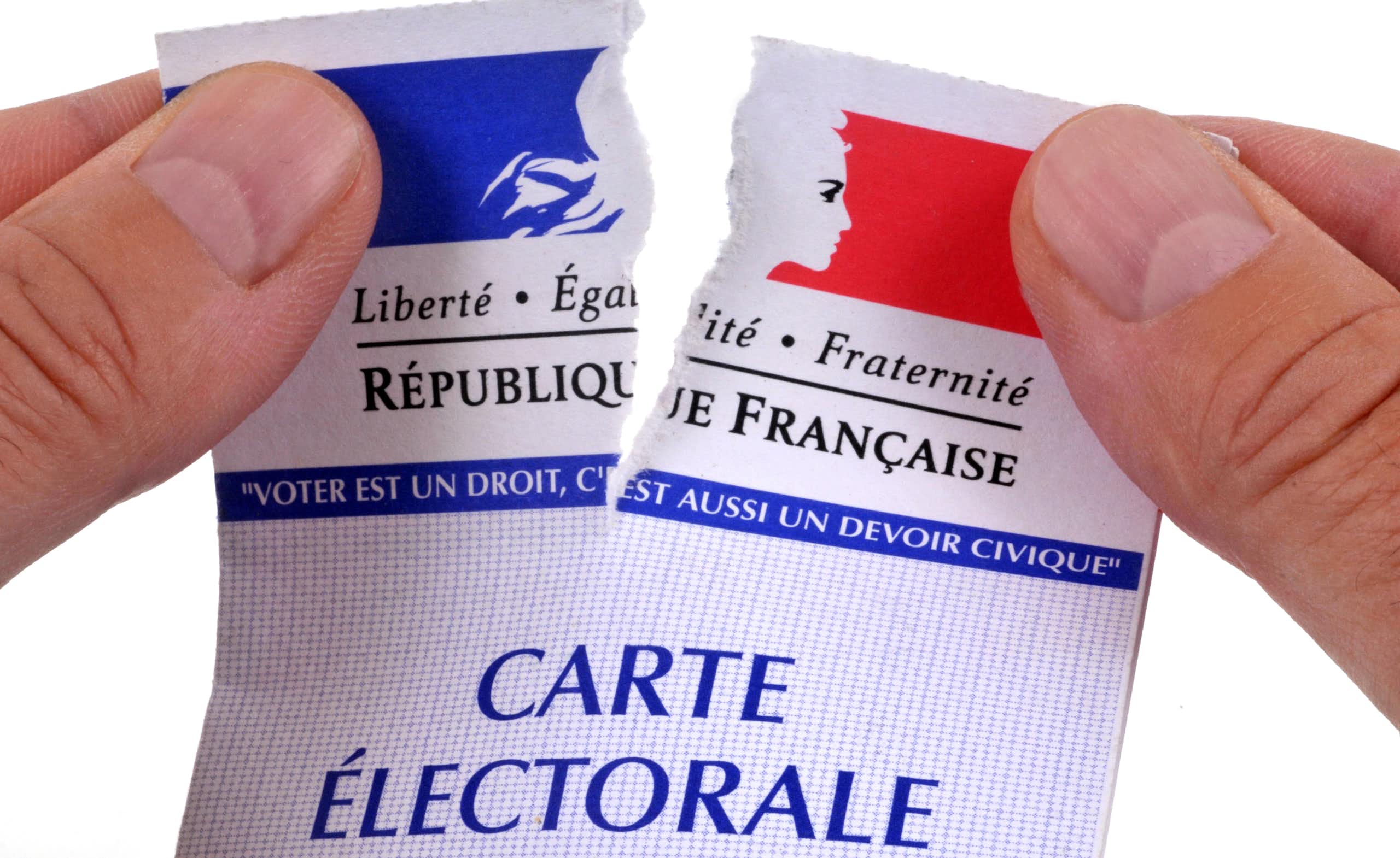 deux mains déchirent une carte électorale française