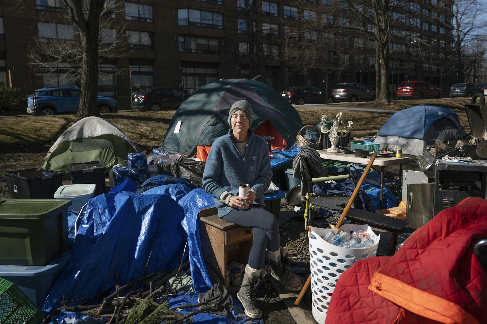 Una mujer sentada en una silla en un campamento para alborotadores.