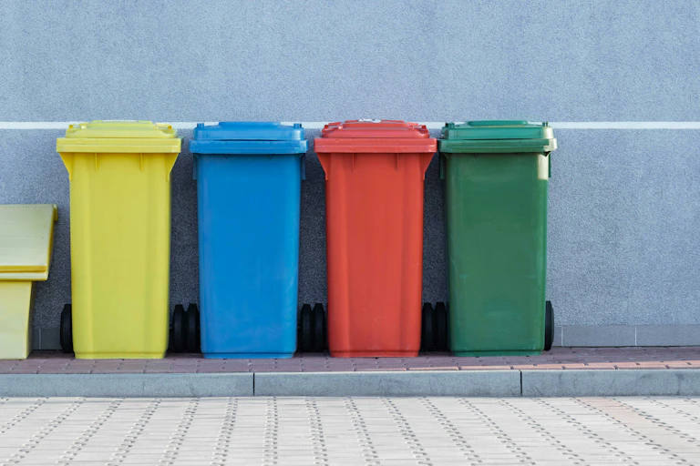 Des bacs de compost, poubelle et recylage