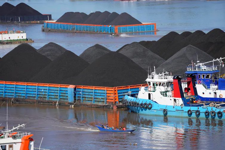 Kapal tongkang berisi batu bara dari Indonesia.
