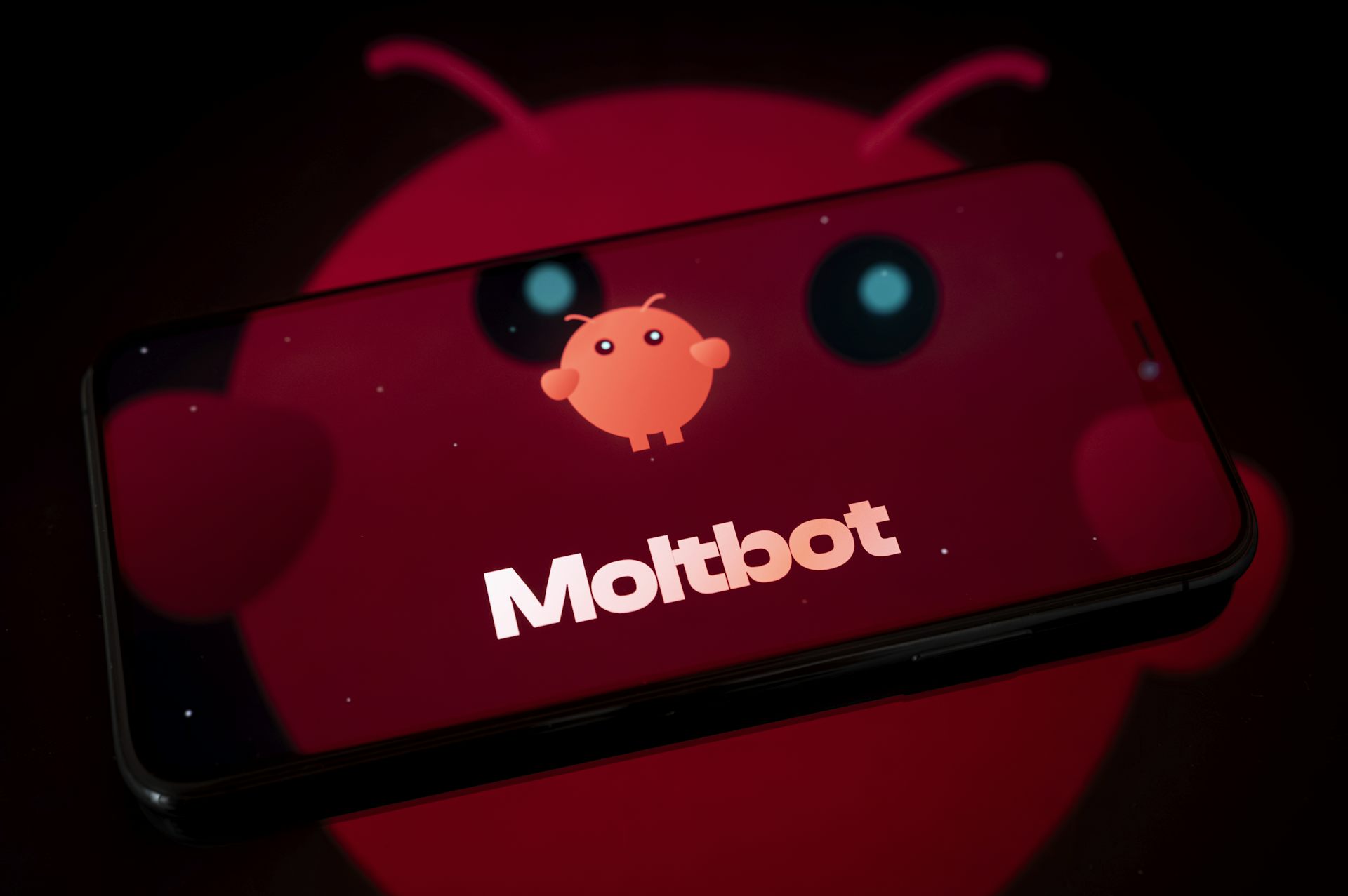 Tela de smartphone mostrando uma lagosta de desenho animado e a palavra “Moltbot”