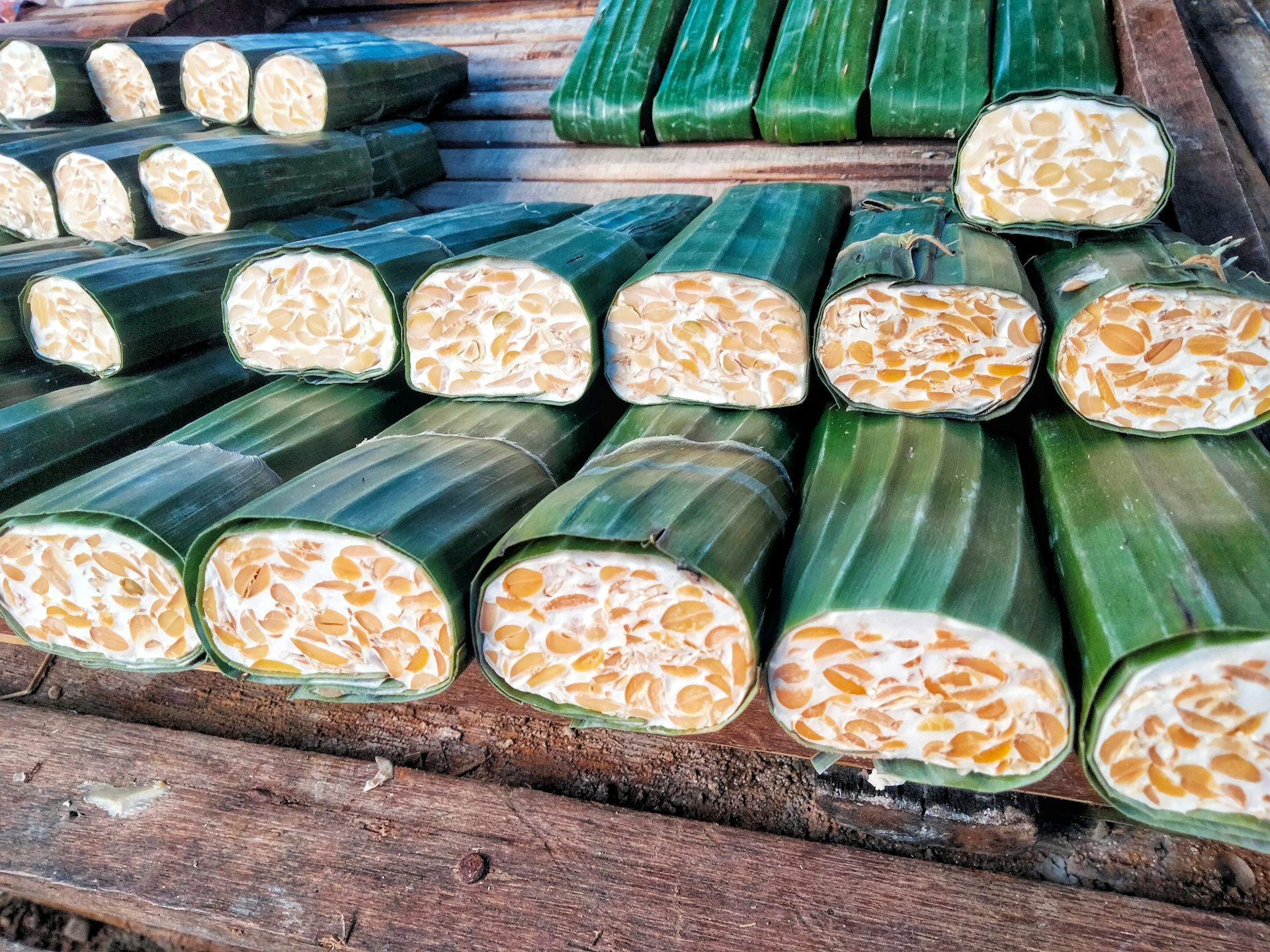 Tempe adalah produk pangan asli Indonesia yang ditemukan pada abad ke-17.