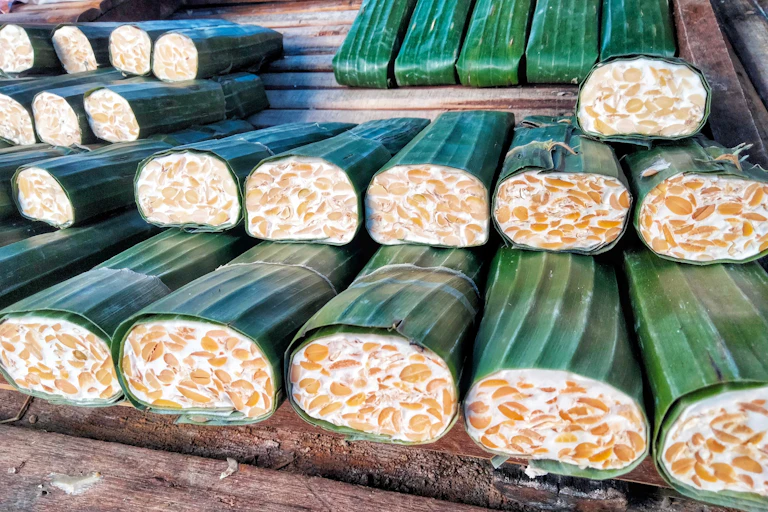 Tempe adalah produk pangan asli Indonesia yang ditemukan pada abad ke-17.