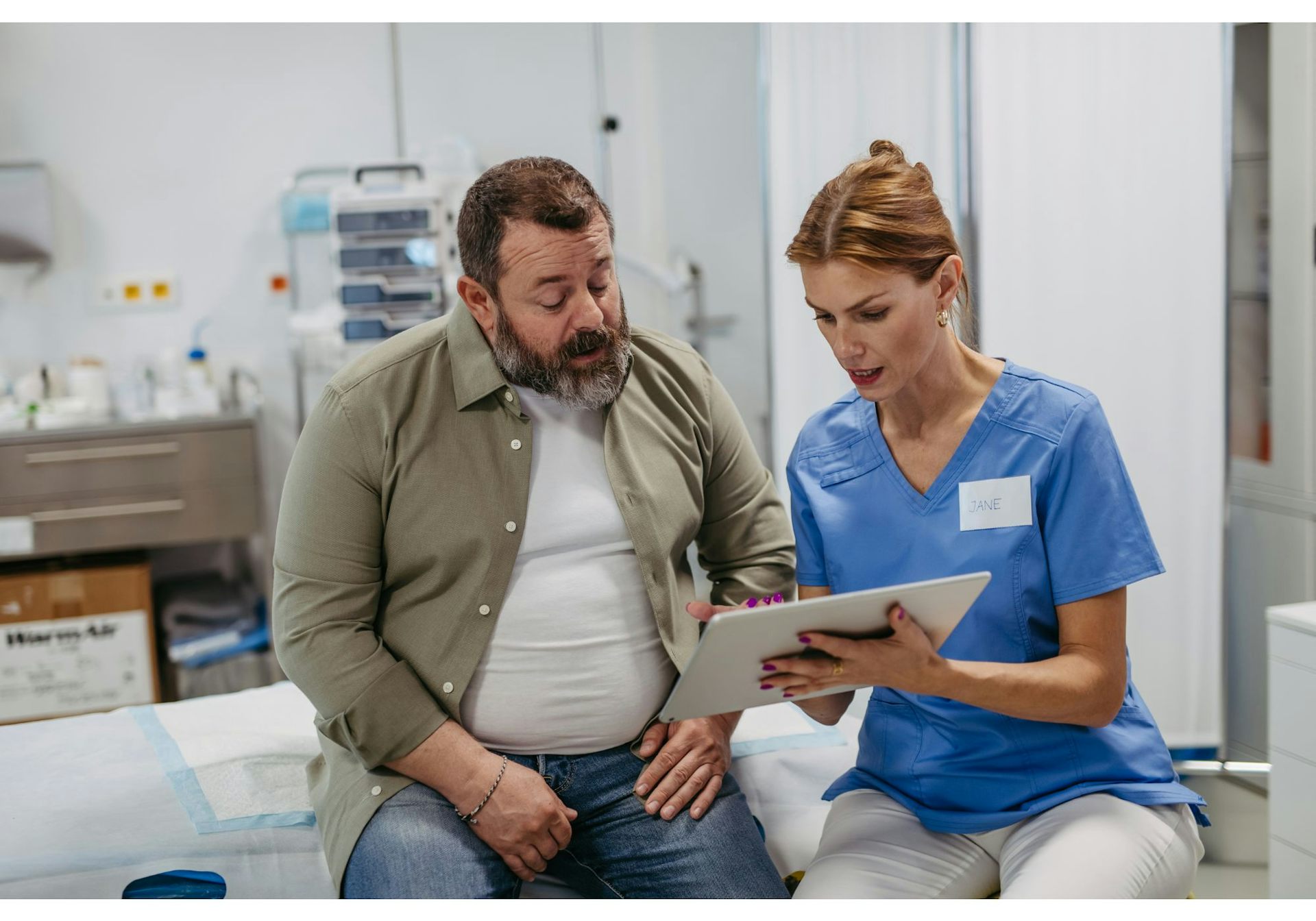 Un hombre consultando a un profesional de la salud.