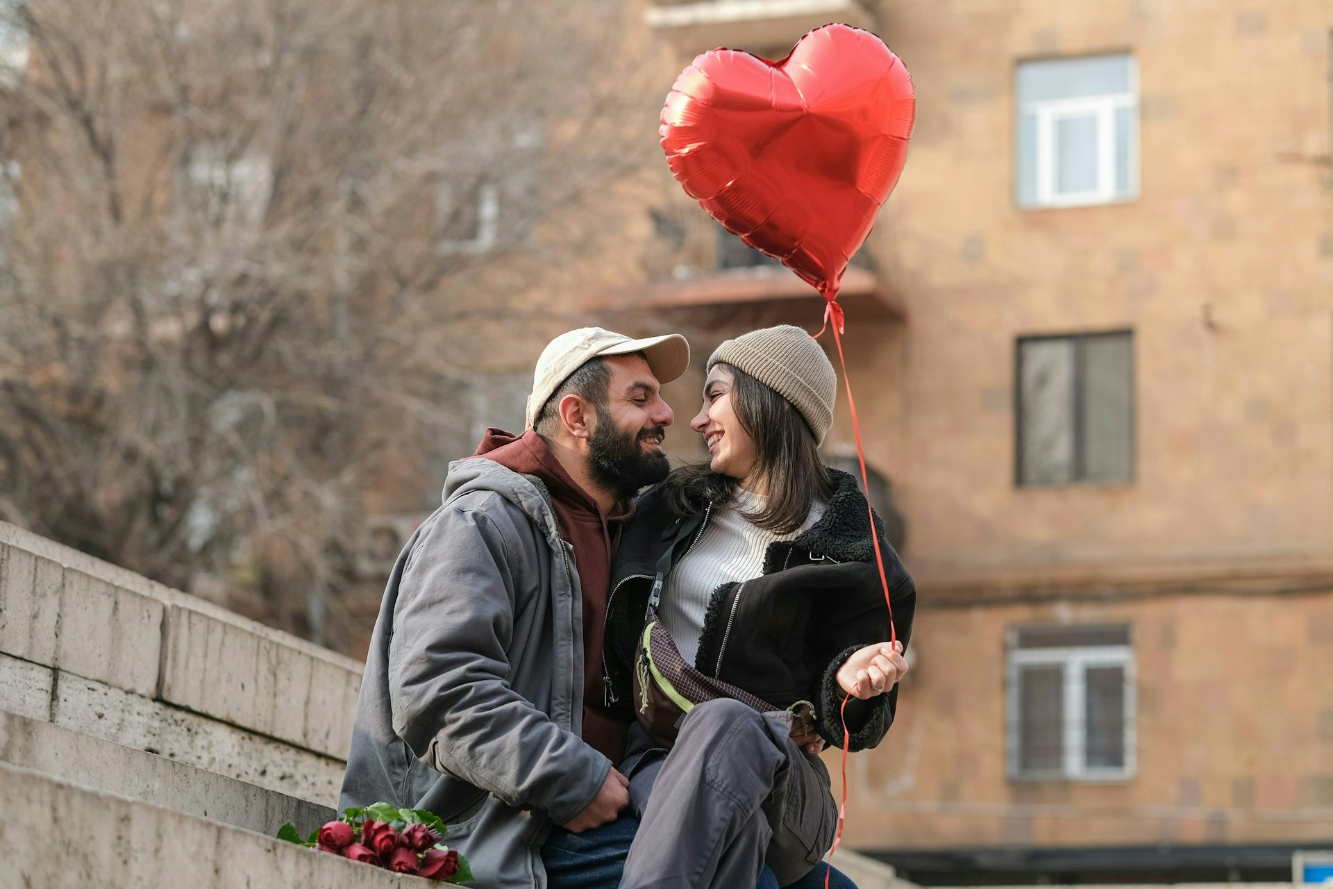 Una pareja con un globo en forma de corazón.