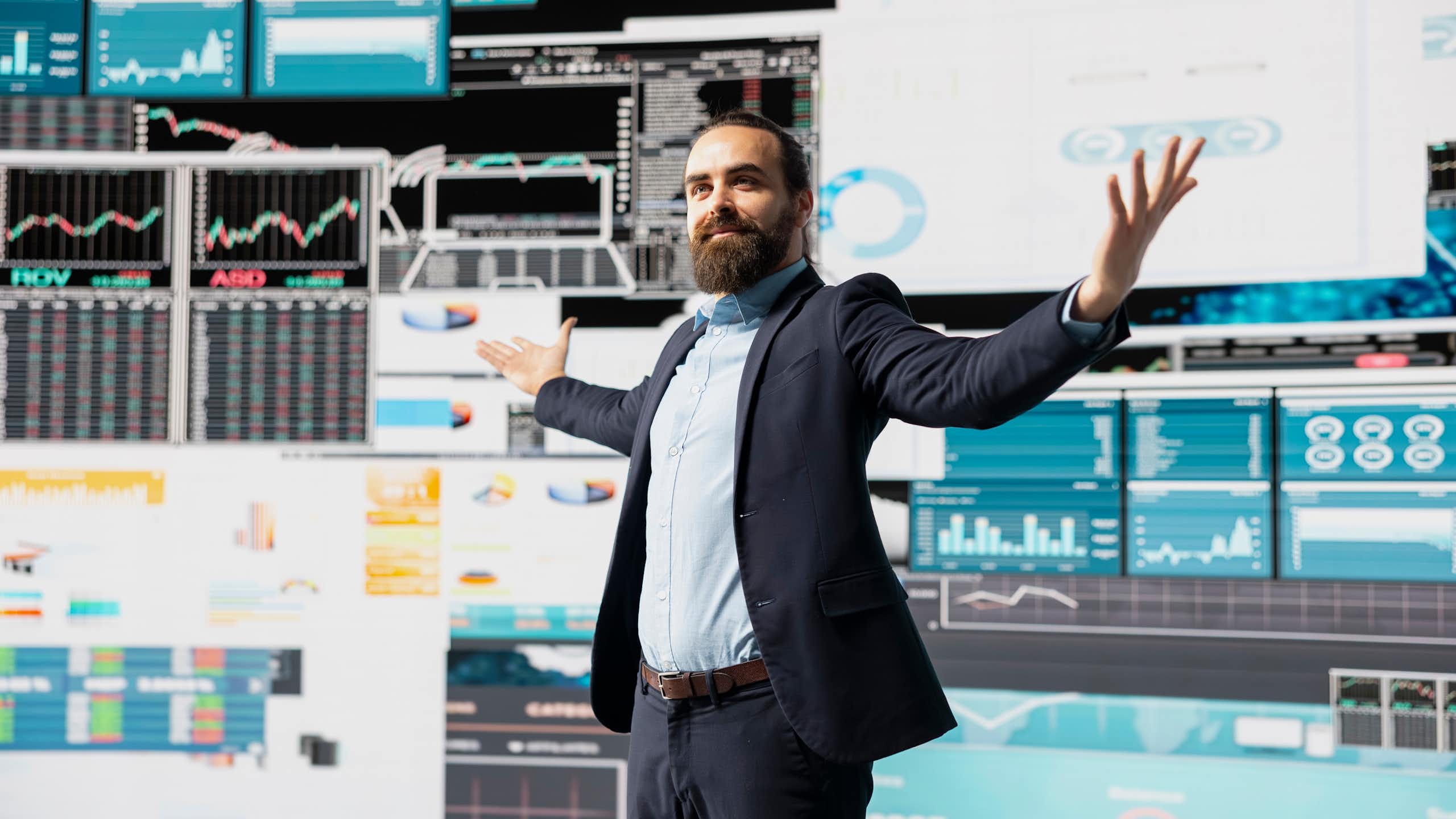 Homme devant un tableau de bord
