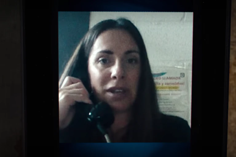 Vídeo en que se ve a una mujer hablando por teléfono.