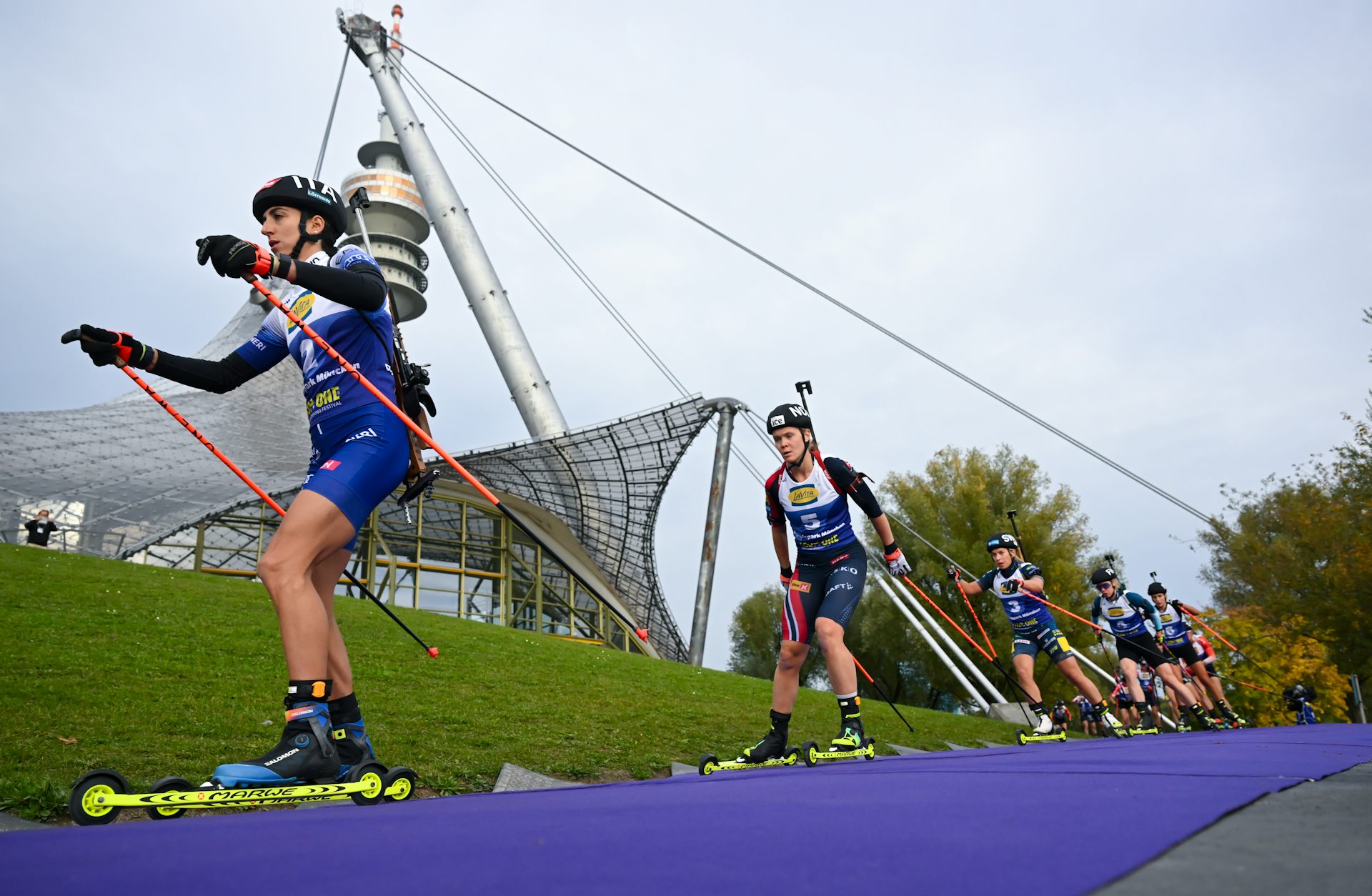 Los atletas corren con esquís cortos sobre ruedas.