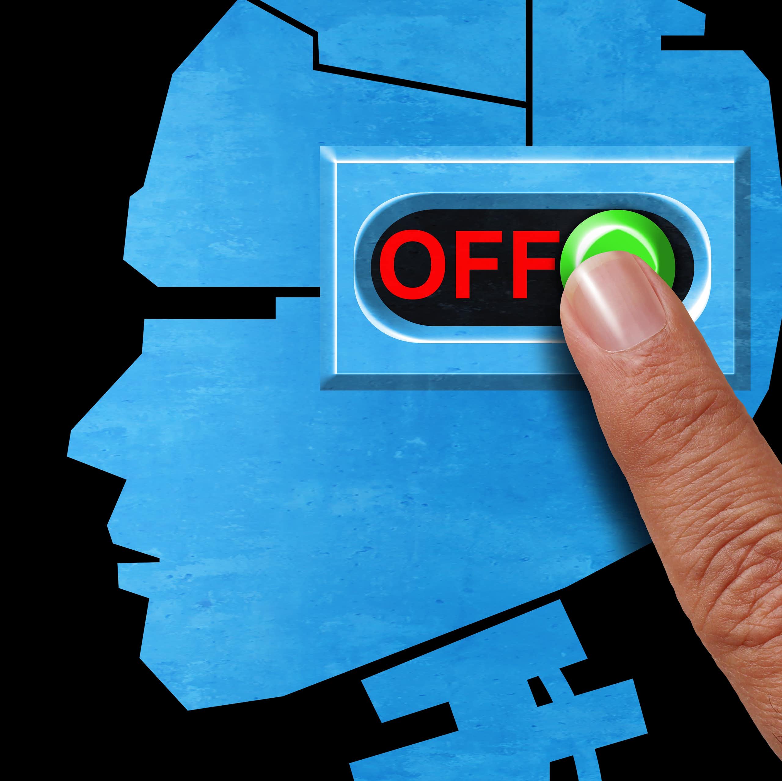 Un dit prem el botó "off" al cap d'un robot