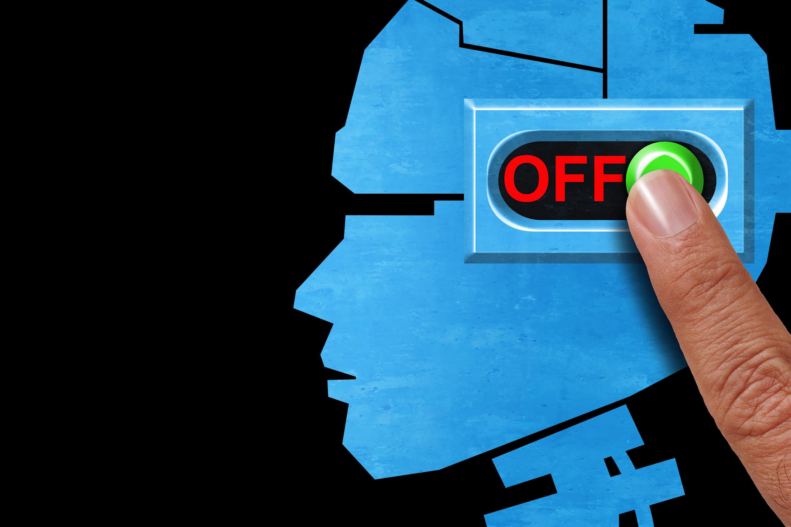 Un dit prem el botó "off" al cap d'un robot