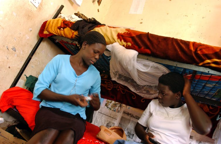 Guerra tras guerra: cómo se transmite la violencia de generación en generación 1 Una mujer y un niño están sentados en la litera inferior de una litera.