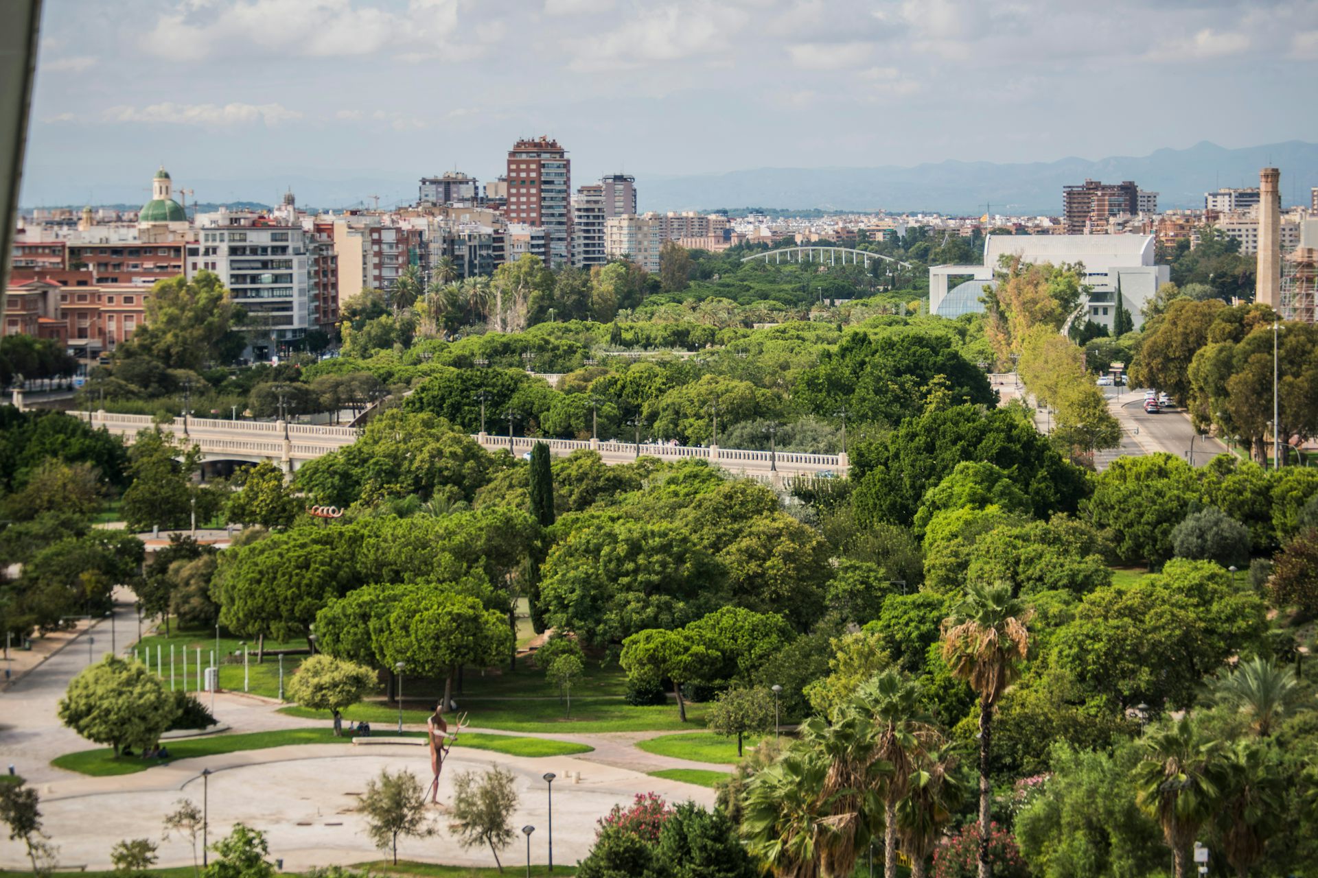 L'antic llit del riu Túria a València, ple d'arbres i vegetació, travessa la ciutat, amb edificis a ambdòs costats