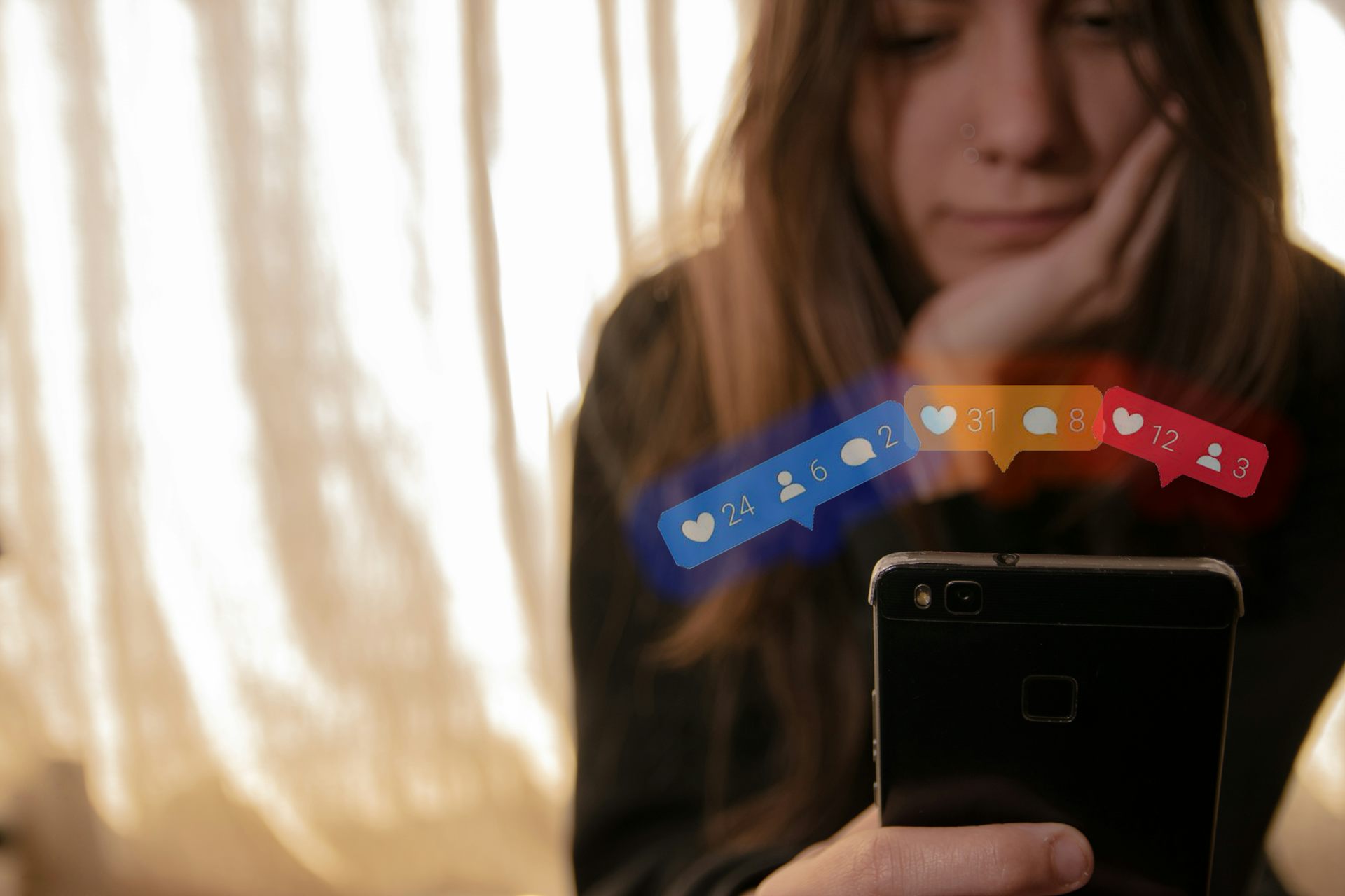 Una adolescent mira la pantalla d'un mòbil