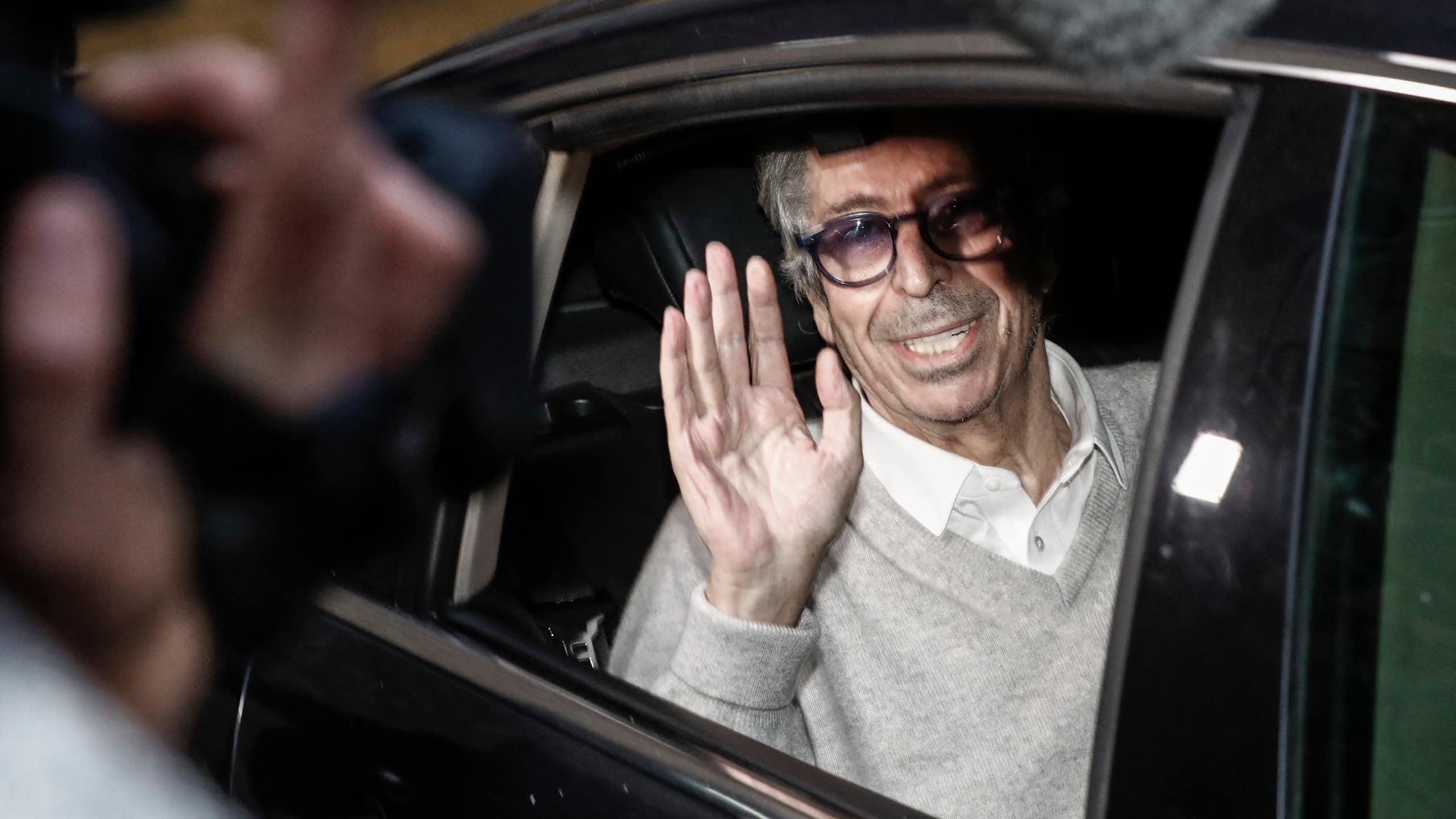 L'ancien maire de Levallois-Perret Patrick Balkany salue depuis l'arrière d'une voiture après sa libération de la prison de la Santé, le 12 février 2020.