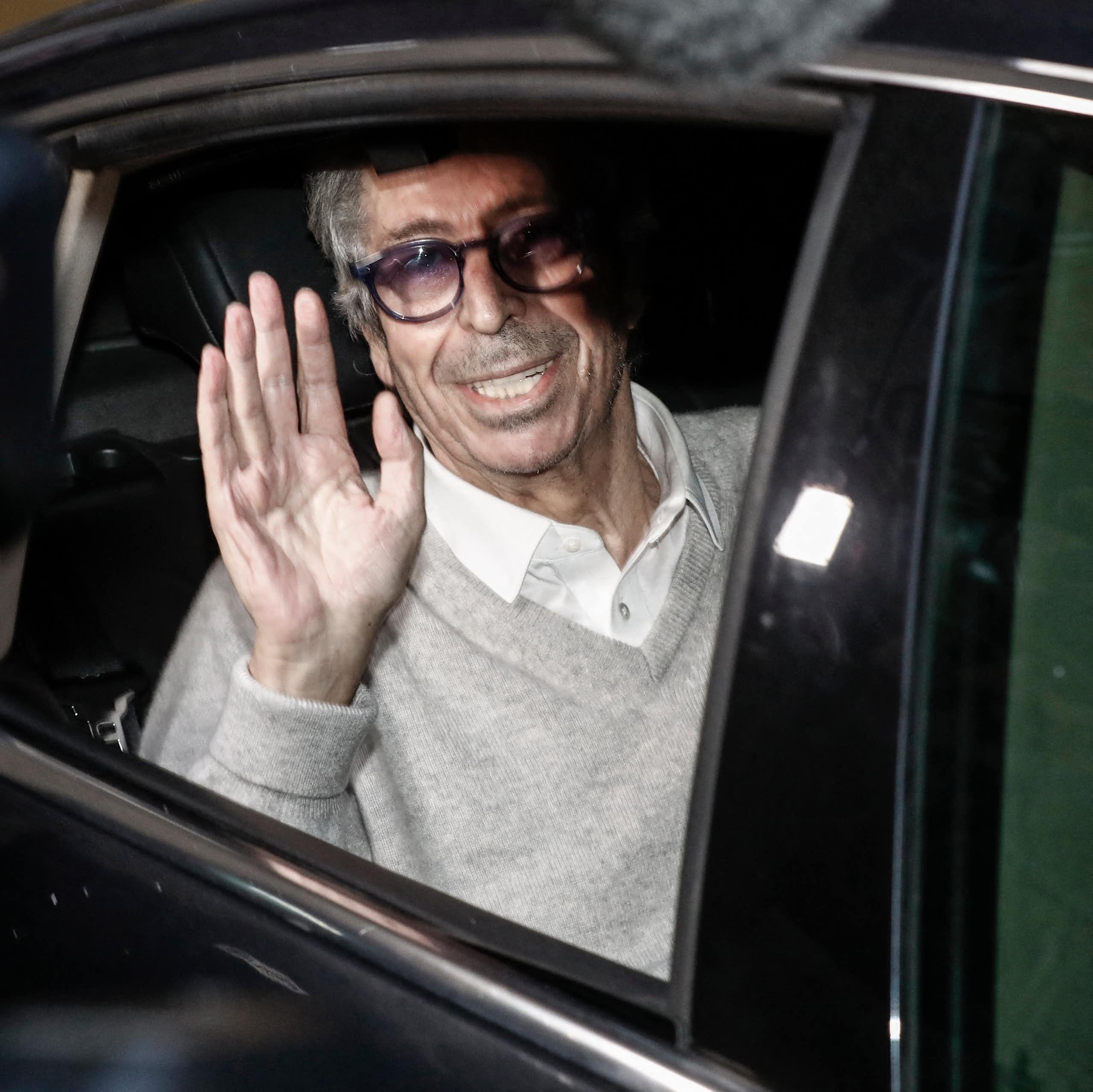 L'ancien maire de Levallois-Perret Patrick Balkany salue depuis l'arrière d'une voiture après sa libération de la prison de la Santé, le 12 février 2020.