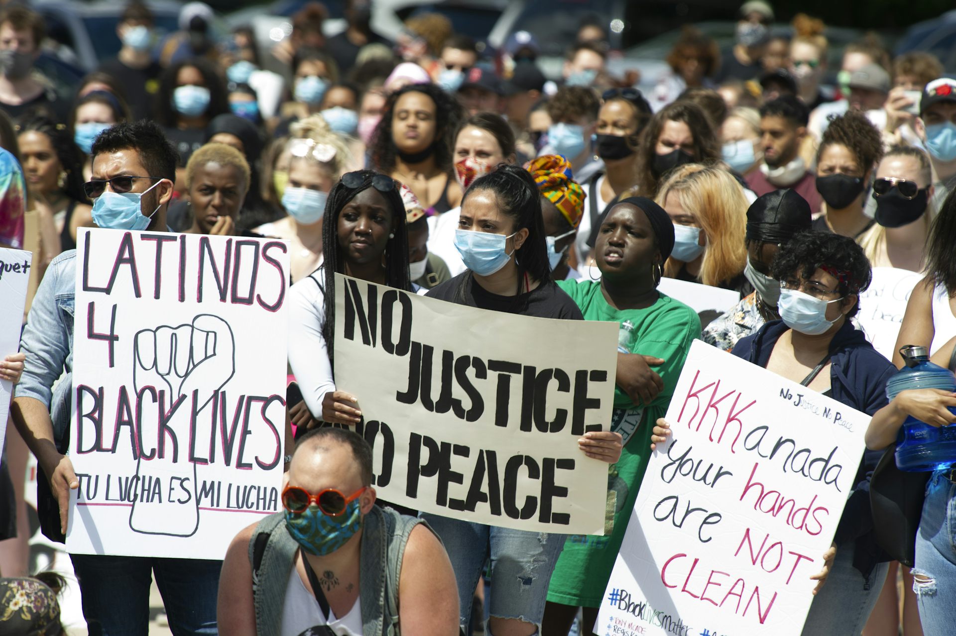 Se ve a personas protestando con carteles como 