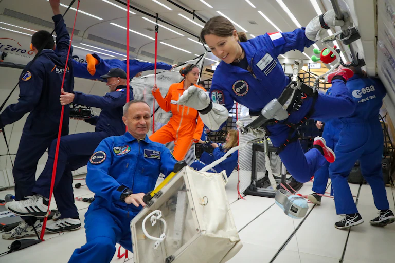 L’astronaute française Sophie Adenot s’entraîne lors d’un vol parabolique destiné à simuler l’état d’impesanteur.