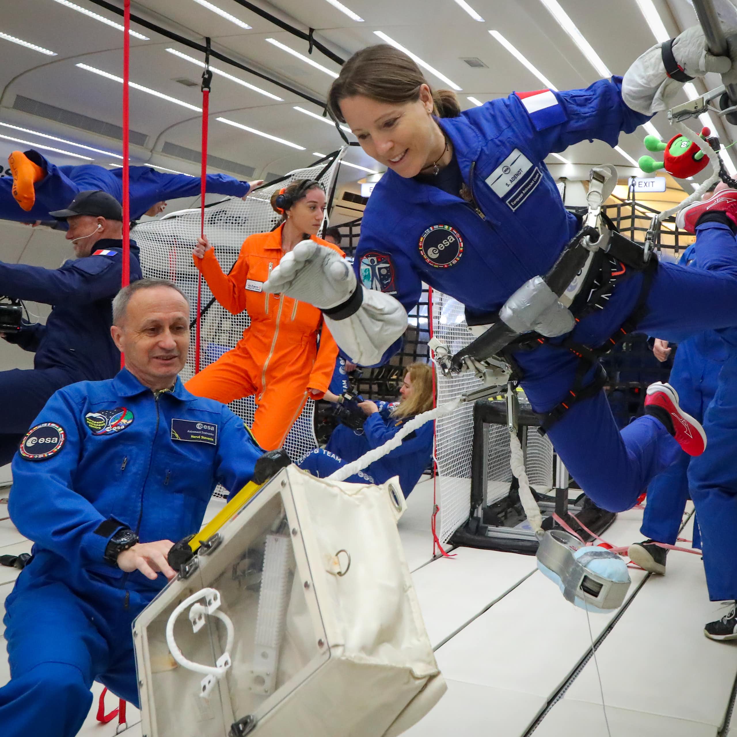L’astronaute française Sophie Adenot s’entraîne lors d’un vol parabolique destiné à simuler l’état d’impesanteur.