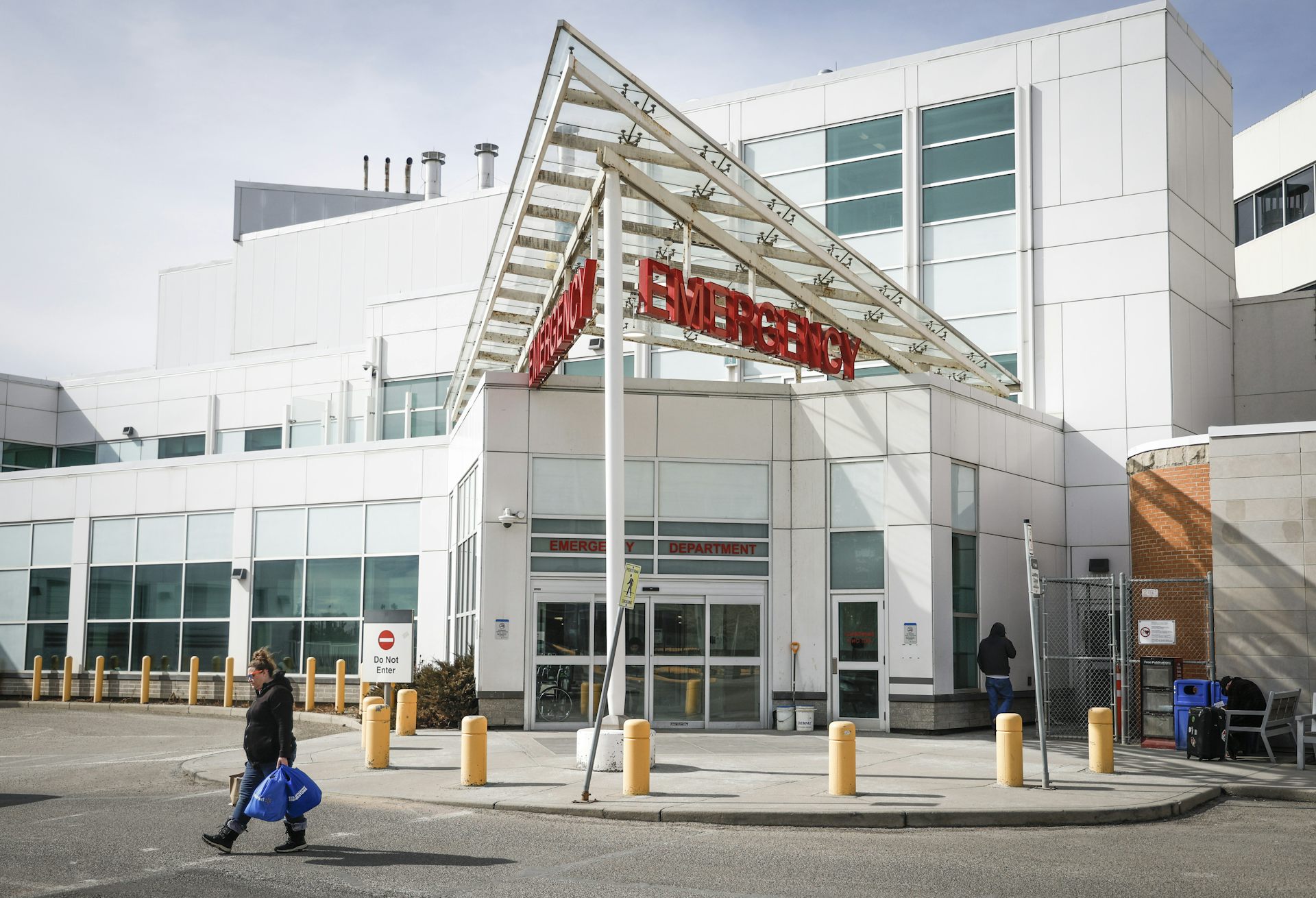 Toma exterior de la entrada de emergencia del hospital.