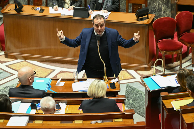 Sébastien Lecornu parle face aux députés dans l'hémicycle.