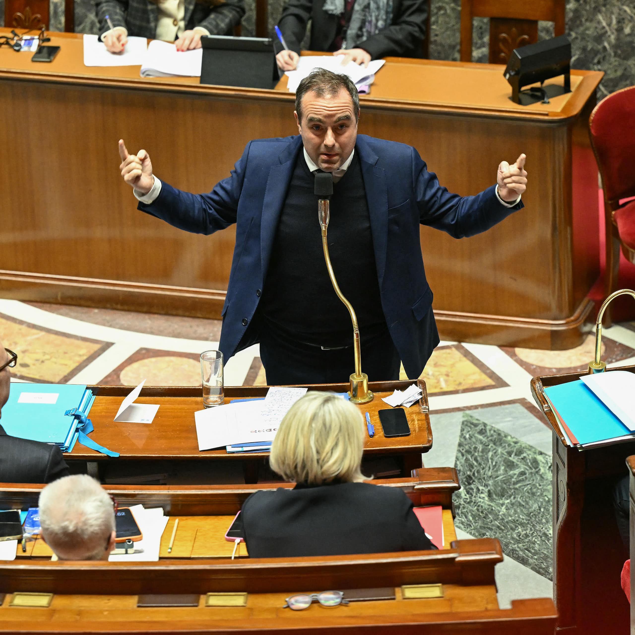 Sébastien Lecornu parle face aux députés dans l'hémicycle.