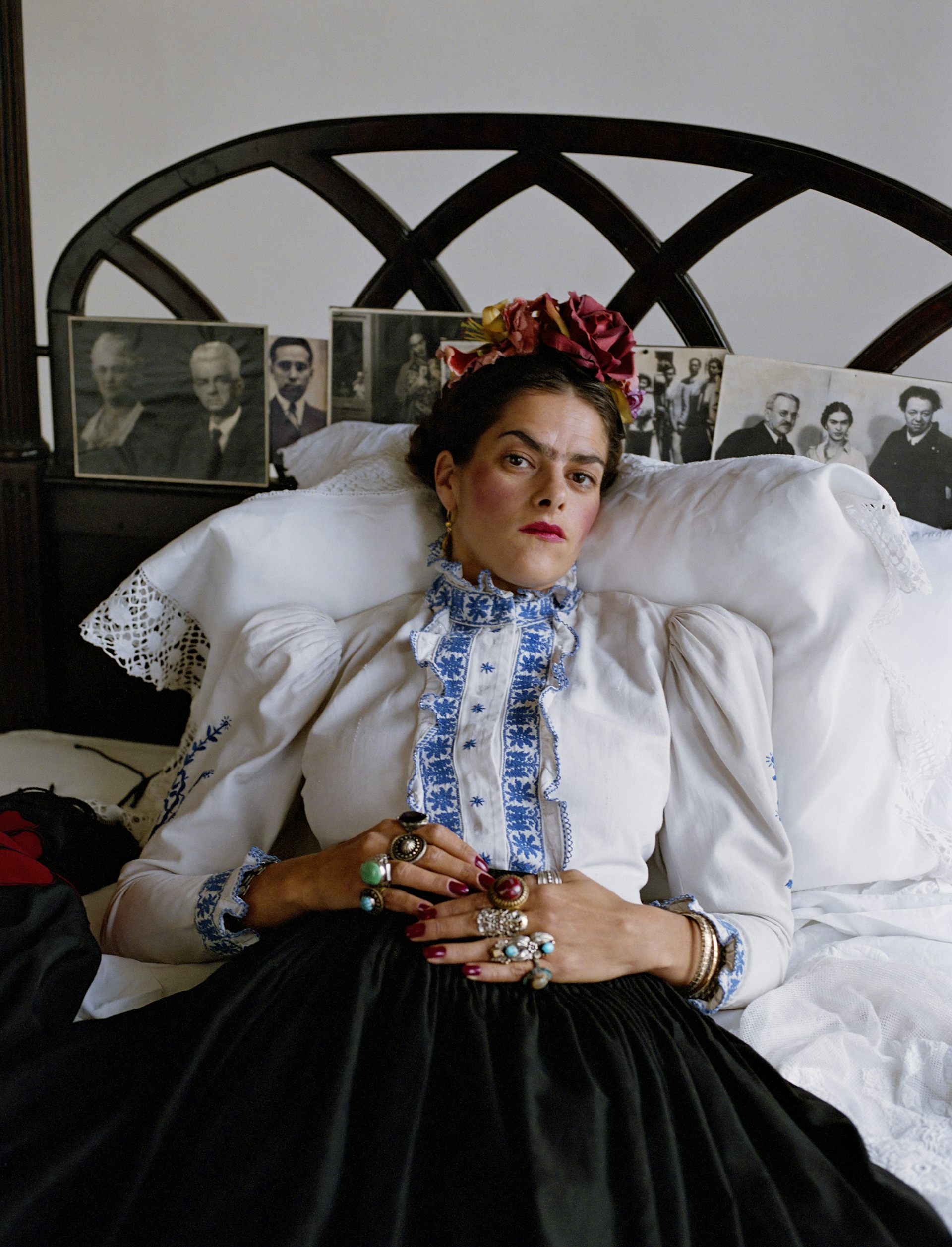 Tracey Emin está tumbada en la cama vestida como Frida Kahlo
